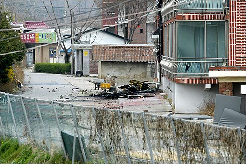 철거민들이 던진 화염병과 인화물질에 의해 철거용역업체 직원이 불에 타 숨진 현장에 시커먼 잔해가 그대로 남아 있다.
 